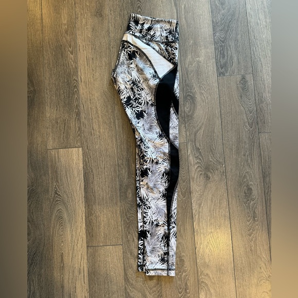 Track & Bliss Palm Leggings - Picture 4 of 4